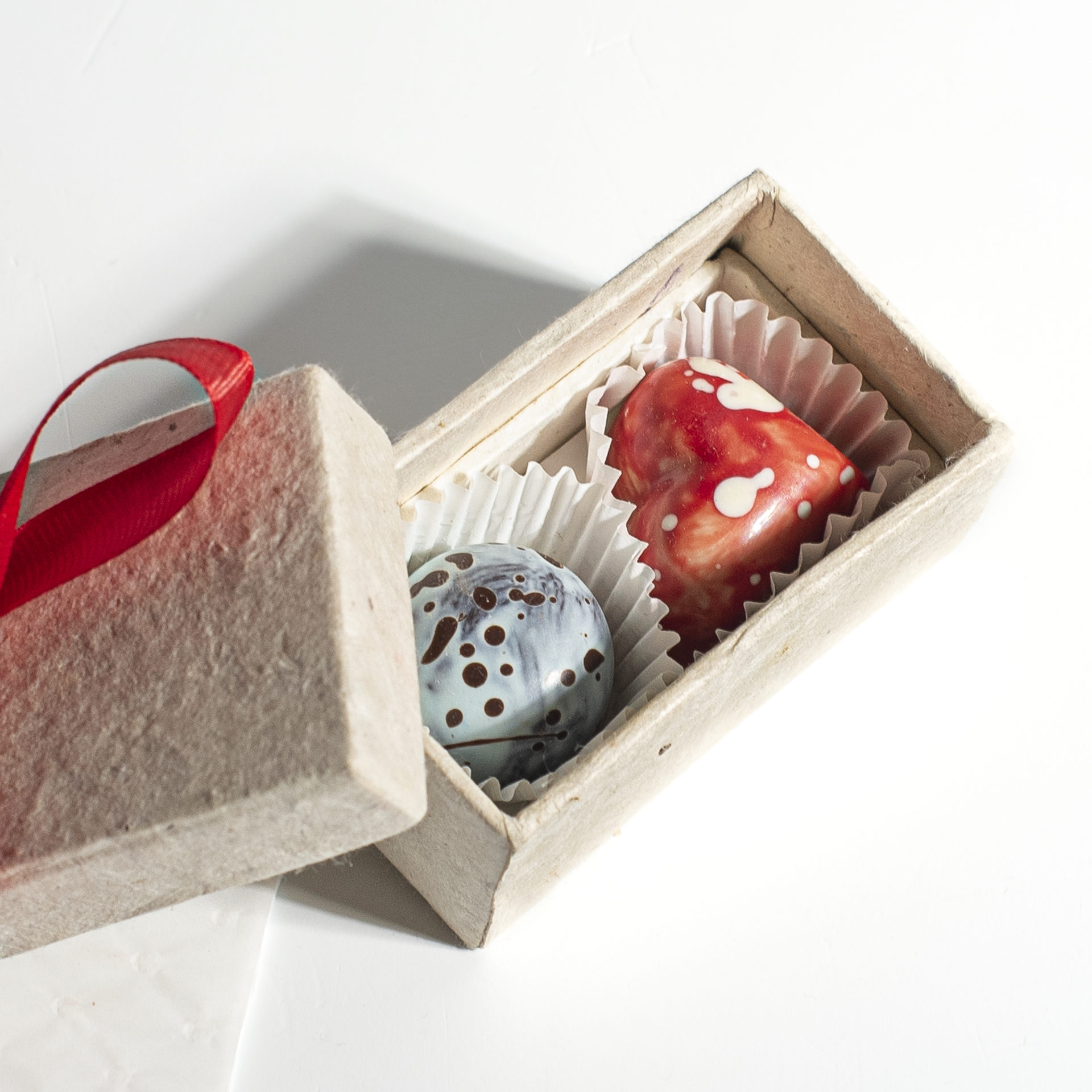 Knipschildt Two Chocolates with heart and bow