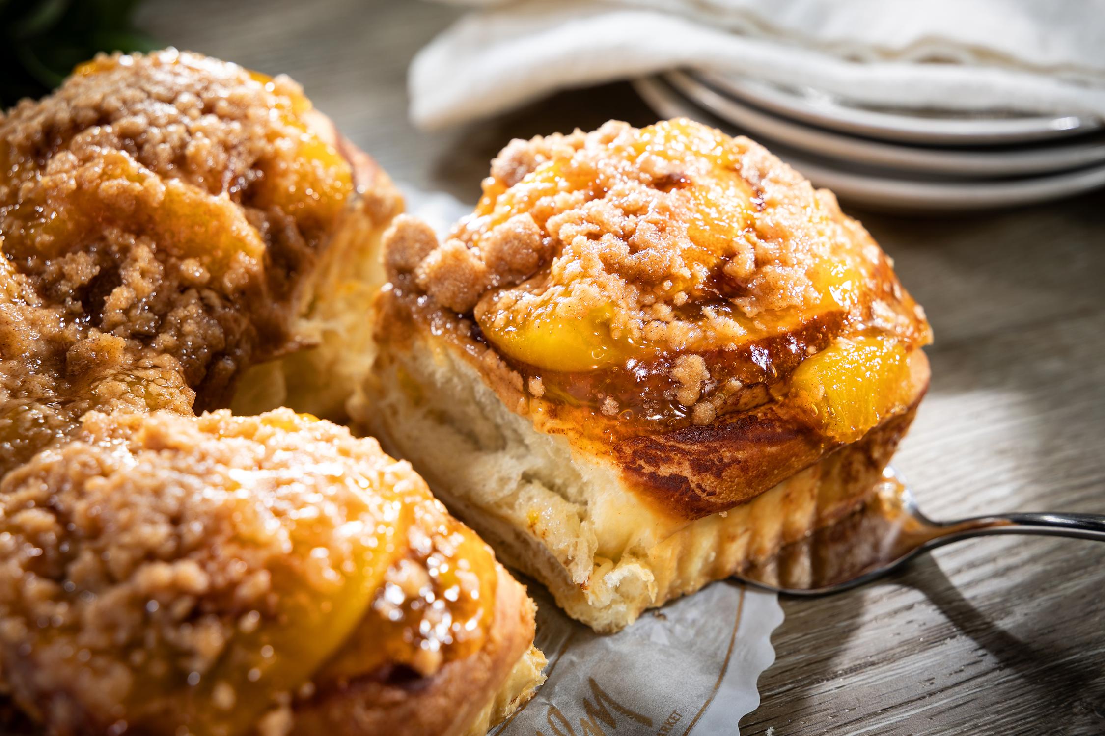 Peach_Cinnamon_Rolls_Peach_Party